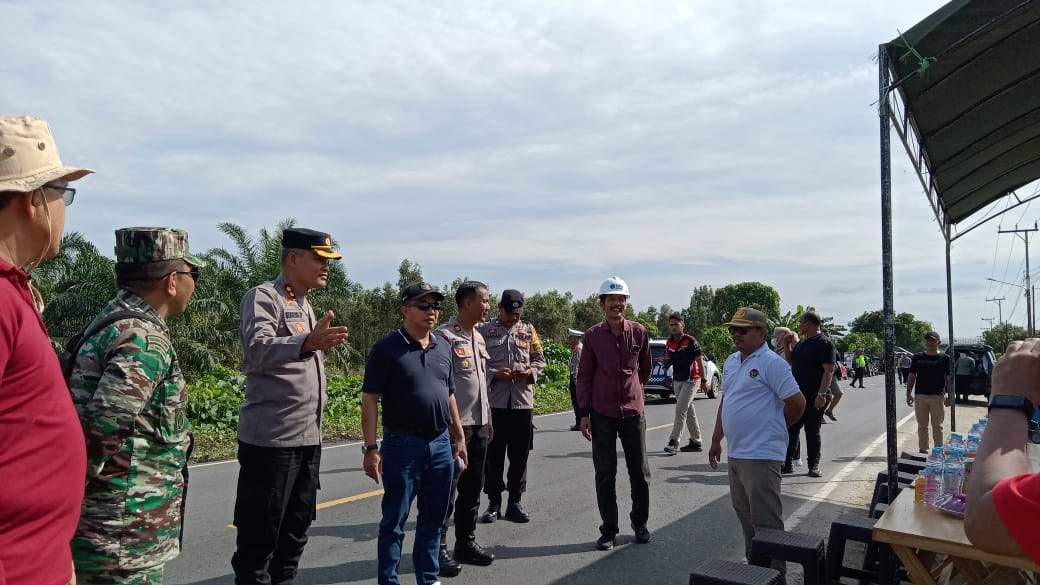 Kapolrea Tapin AKBP Sugeng Priyanto bersama Pj Bupati Tapin M Syarifuddin beserta Sekretaris Daerah Sufiansyah saat meninjau lokasi Jalan Margasari - Marabahan