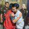 Tersangka M. Sofyannur dan Korban Lukman berpelukan saling memaafkan, Selasa (30/1/2024). Foto: Kejari HSU 5W1H
