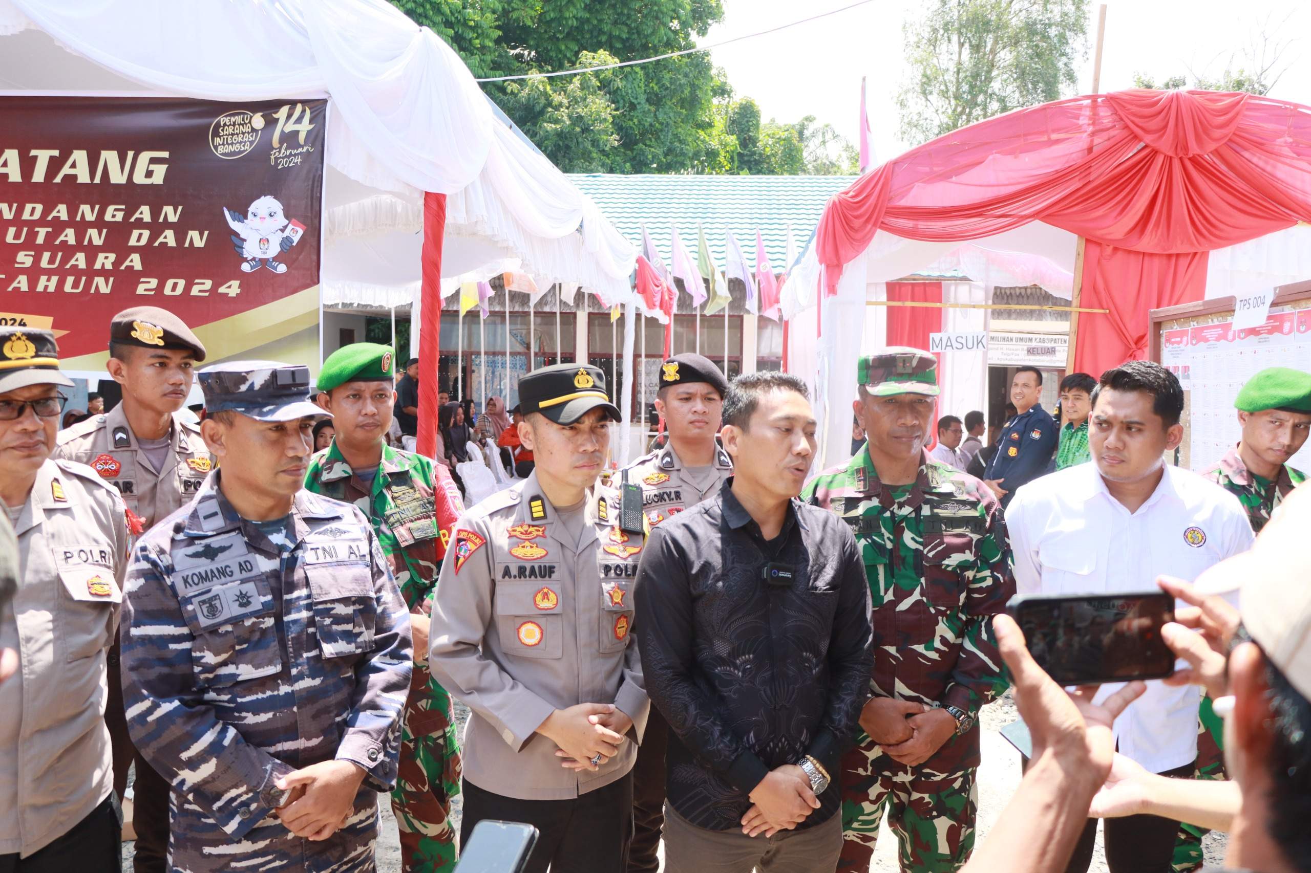 Kabag ops Polres dampingi ketua KPU kotabaru saat simulasi pemilu di kantor KPU kotabaru. Humas Polres Kotabaru 5W1H