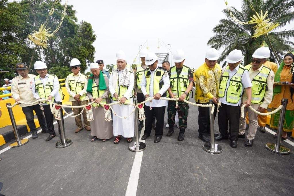 Gubernur Sahbirin Noor Resmikan Jembatan Penghubung Batola-Banjar. Foto: Adpim Kalsel 5w1h