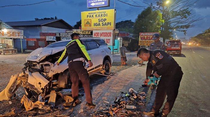 Personil Satlantas Polres Banjarbaru saat melakukan olah tempat kejadian perkara (TKP) di Jalan Achmad Yani Kilometer 29, Kamis (18/1/2024). Foto: Satlantas Polres Banjarbaru