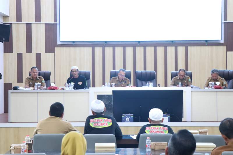 Pj Bupati Tapin M Syarifudin MPd bersama Sekda Tapin DR H Sufiansyah MAP saat memimpin rapat koordinasi persiapan haul abah guru sekumpul. Foto: HM LK For LK 5w1h
