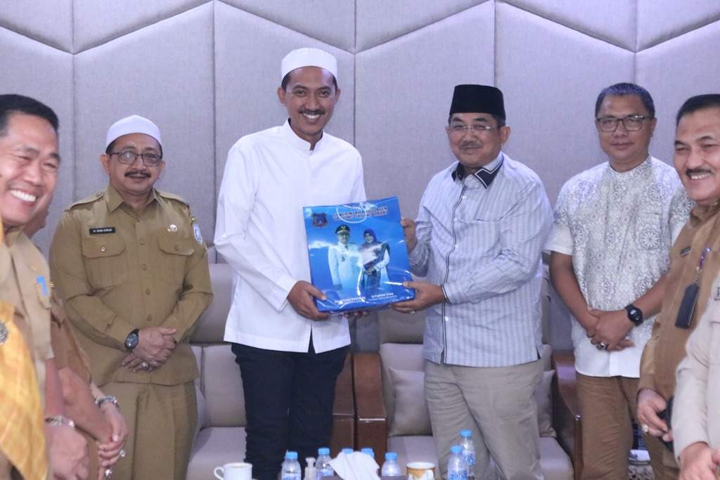 Pemerintah Kabupaten Tanjung Jabung (Tanjab) Barat Provinsi Jambi dipimpin Bupati Anwar Sadat lakukan kunjungan kerja dalam rangka studi tiru peningkatan pelayanan penanganan korban bencana, di Mahligai Sultan Adam lantai 1 Martapura, Senin (5/2/2024) pagi. Foto: Pemkab Banjar 5w1h