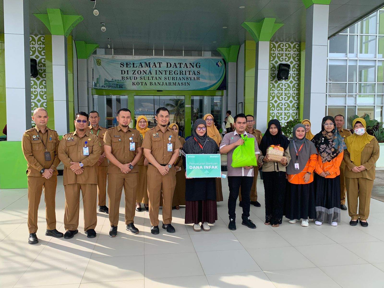 Rumah Zakat Kalimantan Selatan (Kalsel) menyalurkan bantuan sembako, buah dan nasi kotak untuk pasien dan staf customer service (CS) di RSUD Sultan Suriansyah Banjarmasin. Foto: Rumah Zakat Kalsel