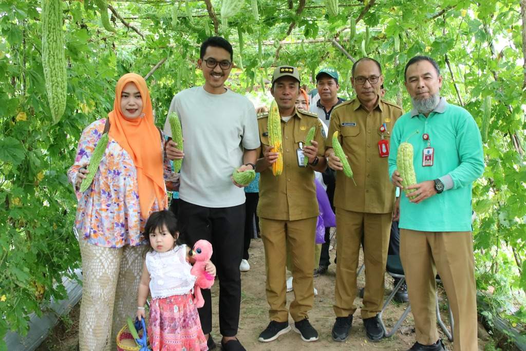 Bupati Banjar H Saidi Mansyur saat syukuran panen buah dan sayur yang dilakukannya bersama Ketua TP PKK, di kebun PKK Kabupaten Banjar, Sekumpul Ujung Martapura, Senin (19/2/2024) sore. Foto: Pemkab Banjar