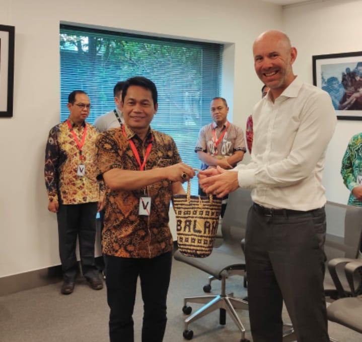 Bupati Balangan H. Abdul Hadi memberikan Cendramata kepada salah satu pigak perwakilan Kedubes Australia. Sumber Fhoto : (MC Balangan/5W1H)