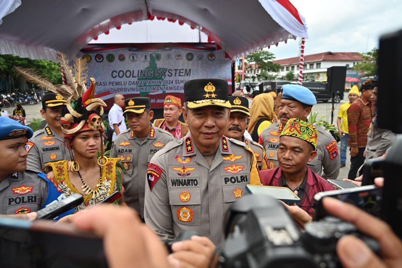 Kepala Kepolisian Daerah (Kapolda) Kalsel Winarto, SH., MH saat dimintai keterangan oleh awak media. Foto: Hmas Polda Kalsel