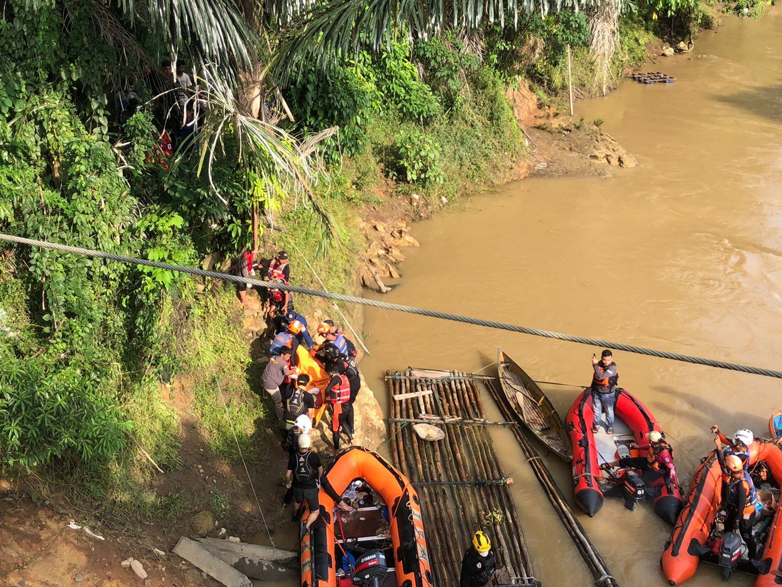 Tim SAR Gabungan bahu membahu melakukan evakuasi korban ke daratan. Foto: BPBD Kabupaten Banjar