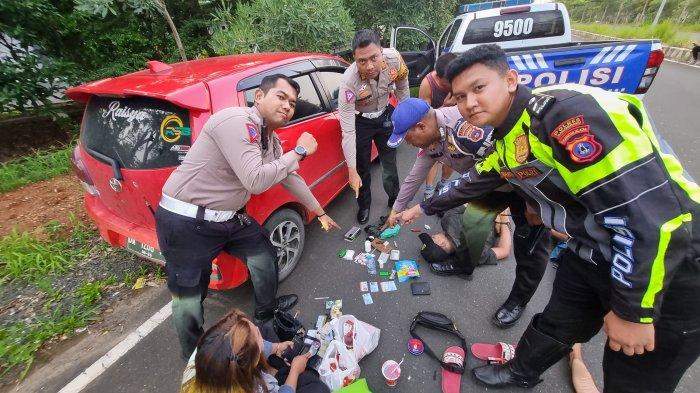 Satlantas Polres Banjarbaru saat mengamankan empat pekau pengedar dan pemakai barang haram jenis sabu. Foto: Sat Resnarkoba Polres Banjarbaru.