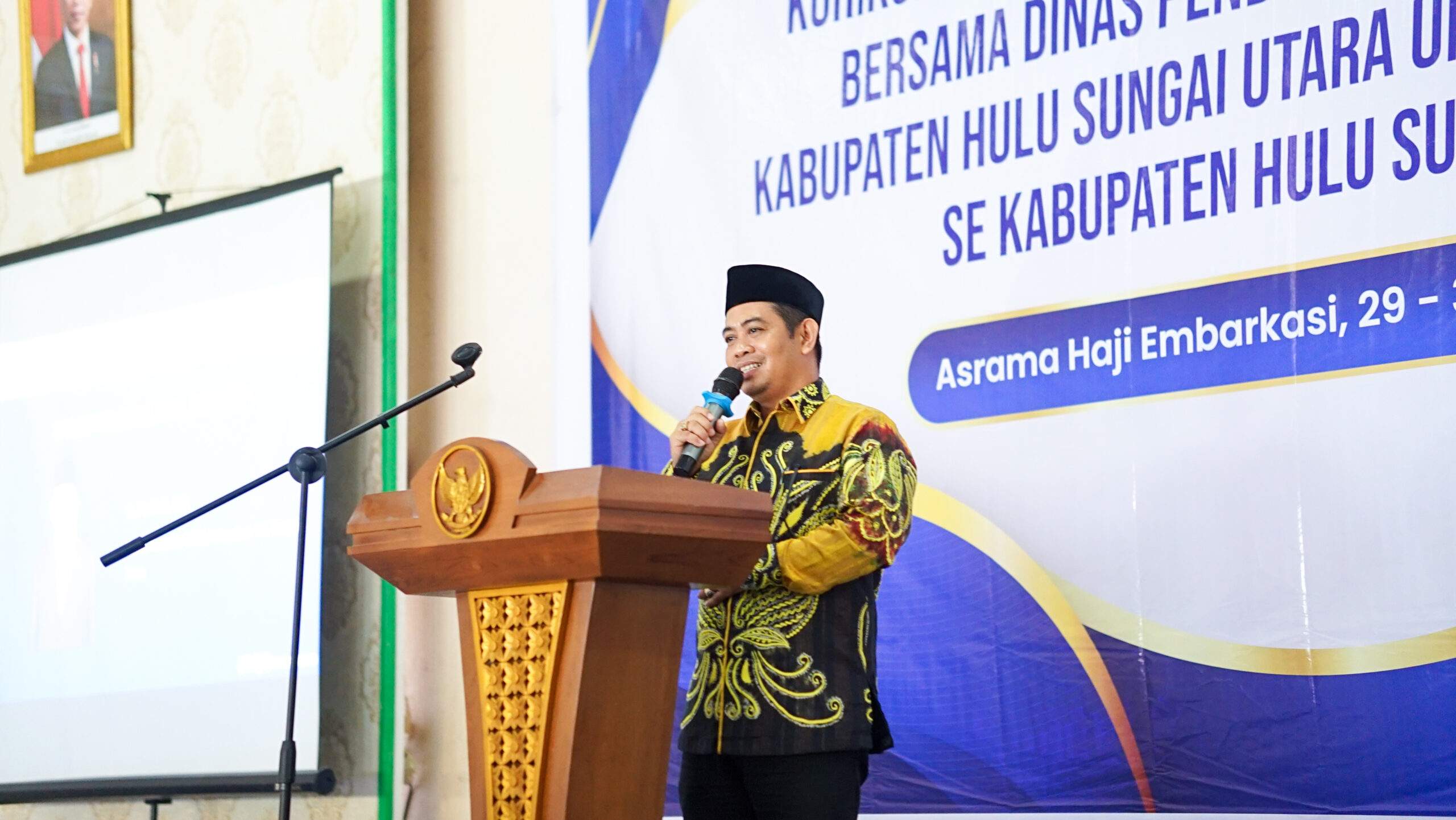 Ketua Komisi II DPRD HSU, H. Fadillah saat membawakan sambutan sekaligus membuka acara Bimtek yang digelar di Asrama emberkasi Haji Banjarbaru, Rabu (31/1/2024)