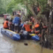 Tim SAR Gabungan saat melakukan evakuasi korban tenggelam di Muntiraya, Kelurahan Barabai Darat, Kabupaten Hulu Sungai Tengah, Minggu (4/2/2024). Foto: Basarnas Banjarmasin