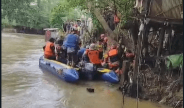Tim SAR Gabungan saat melakukan evakuasi korban tenggelam di Muntiraya, Kelurahan Barabai Darat, Kabupaten Hulu Sungai Tengah, Minggu (4/2/2024). Foto: Basarnas Banjarmasin