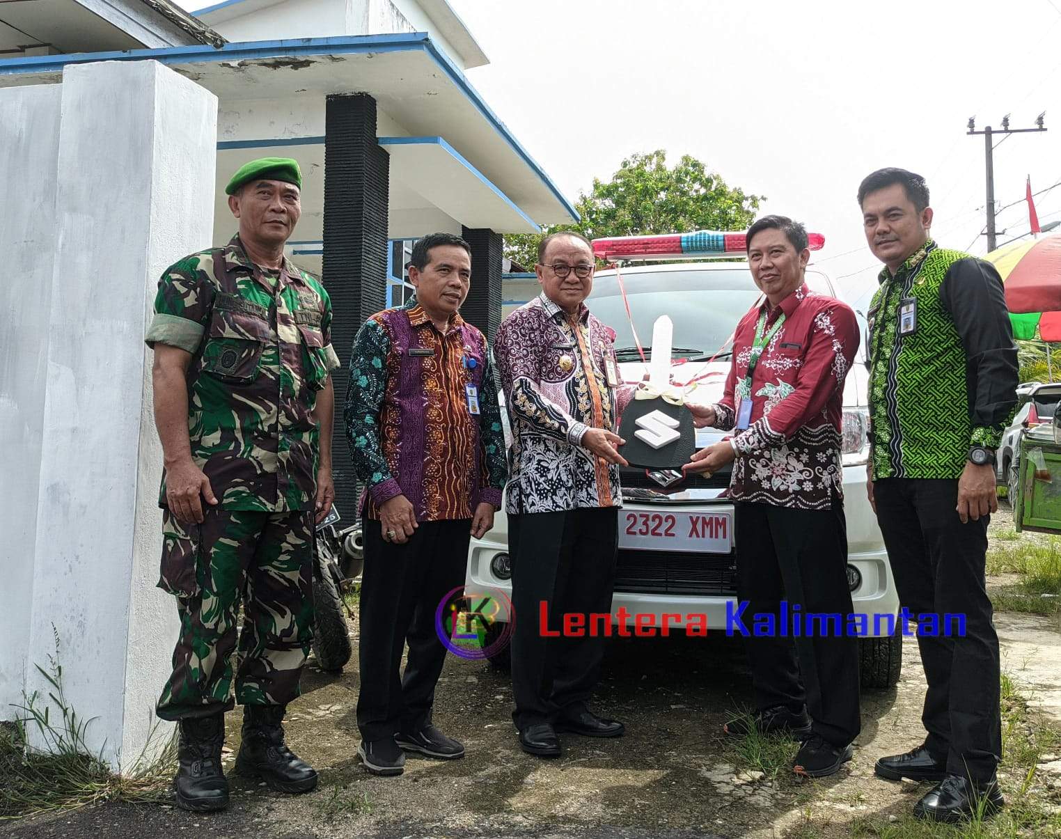 Penyerahan mobil ambulans secara simbolis oleh Bupati Tabalong, H Anang Syakhfiani. Foto: Jamal/lenterakalimantan.com