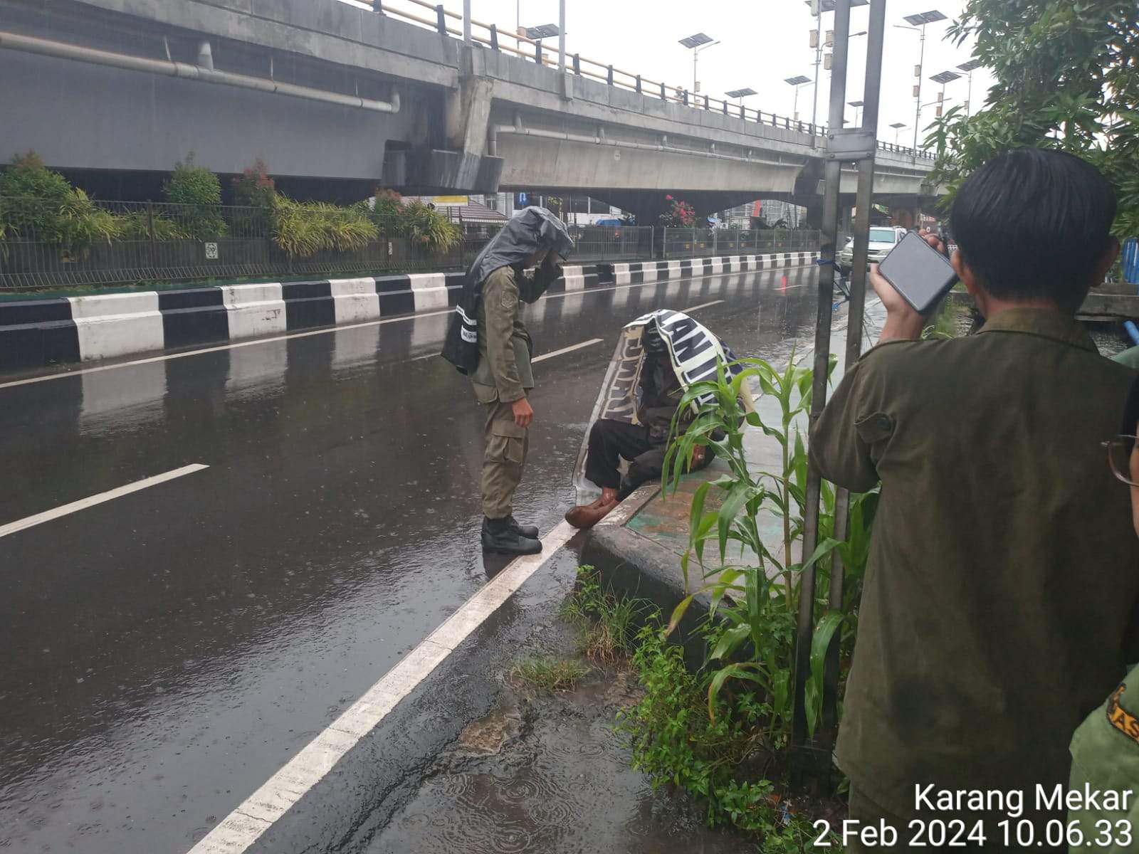 Pihak Satpol PP membantu korban laka tunggal yang terjadi di samping Fly Over Jalan Gatot Subroto Banjarmsin, Jum'at (2/2/2024). Foto: Relawan Emergency
