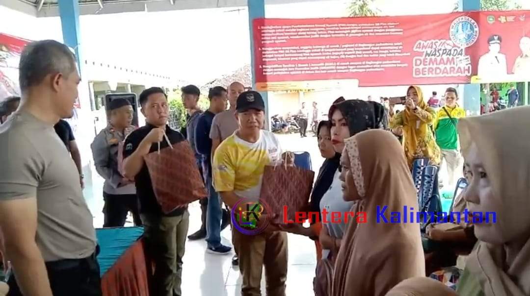 PJ Bupati Tapin, M Syarifuddin saat menyerahkan bantuan kepada warga yang sembuh akibat DBD, Jum'at (2/2/024). Foto: Herman/lenterakalimantan.com