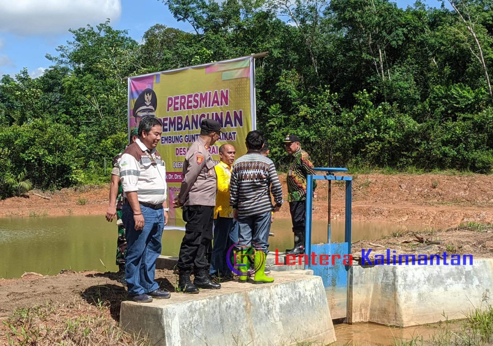 Bupati Tabalong, H Anang Syakhfiani meninjau lokasi keadaan embung guntung paikat. Foto: Jamal/lenterakalimantan.com