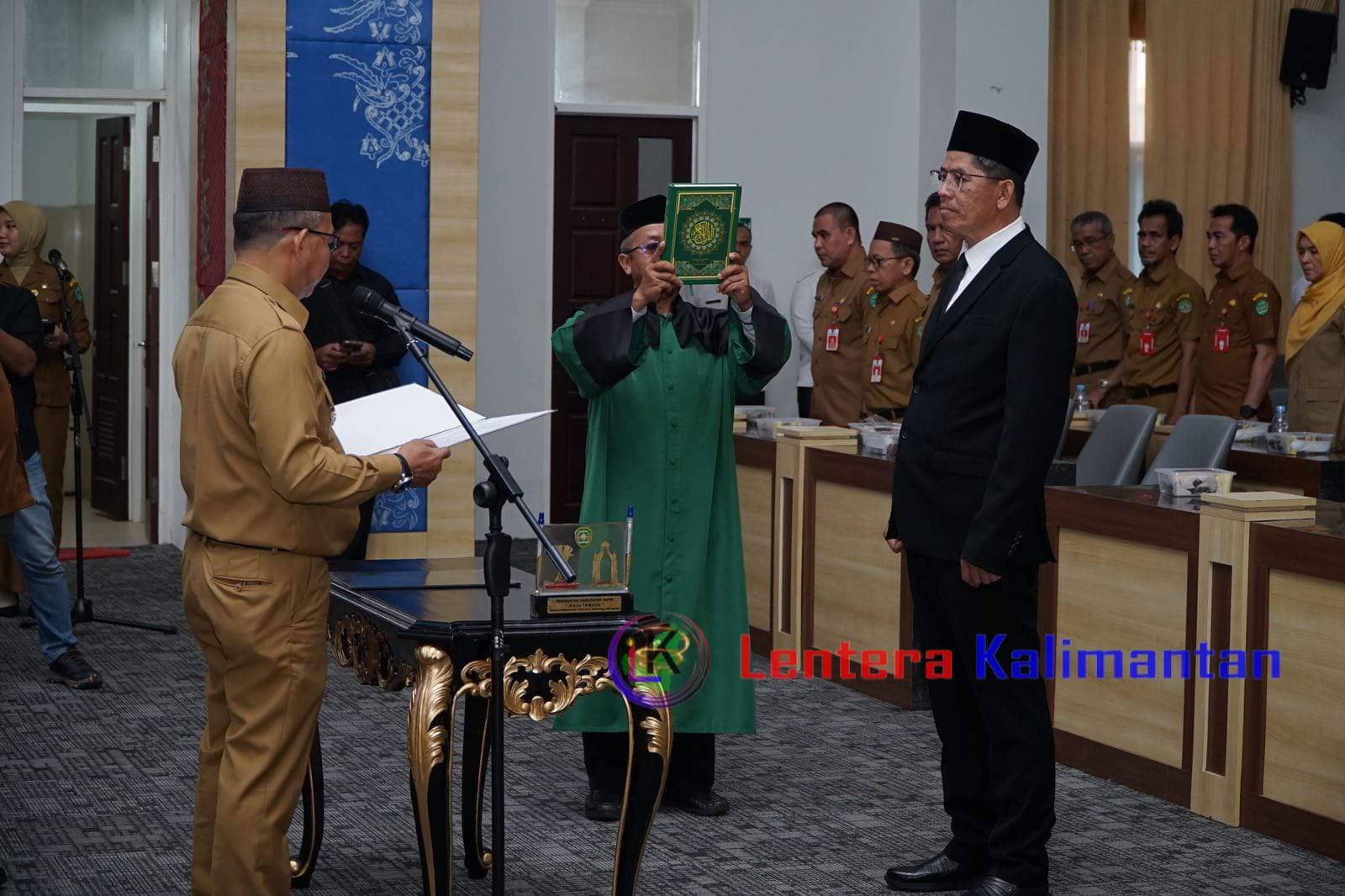 PJ Bupati Tapin M Syarifuddin MPd secara resmi melantik H Alimin Fauzi SSos menjadi direktur PDAM Kabupaten Tapin periode 2024-2029, bertempat di aula Tamasa Kantor Setda Tapin, Senin (05/02/2024). Foto: Herman/lenterakalimantan.com