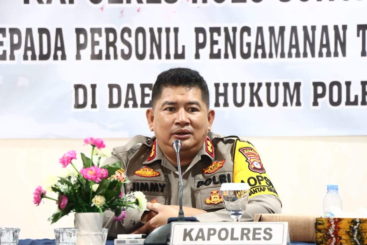 Kapolres HST, AKBP Jimmy Kurniawan saat memberikan arahan kepada para personelnya yang akan bertugas di TPS. Foto: Polres HST