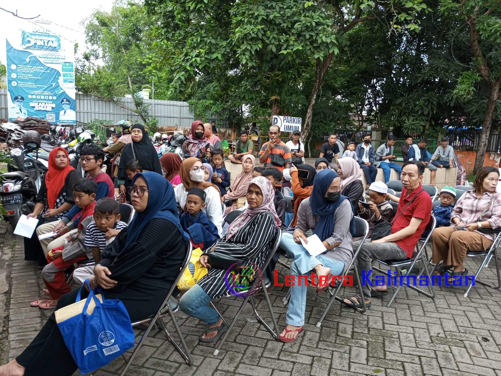 Antusias warga Kecamatan Banjarmasin Utara ikuti Khitanan Massal yang dilaksanakan Dinkes Kota Banjarmasin di aula Kantor Kecamatan Banjarmasin Utara, Selasa (6/1/2024). Foto: Arsyad/lenterakalimantan.com