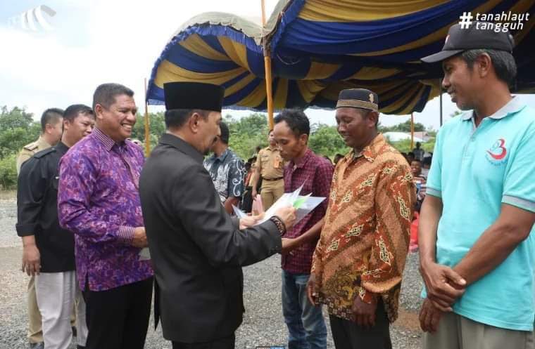 Penyerahan sertifikat program PTSL oleh Pj Bupati Tala Syamsir Rahman di Kecamatan Tambang Ulang, Kabupaten Tanah Laut, Provinsi Kalimantan Selatan. Foto: Diskominfo Tala