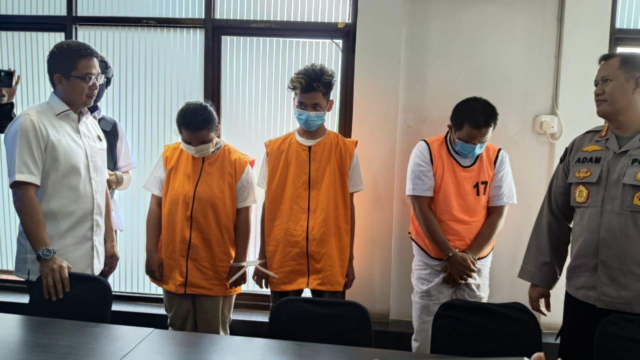 Kabid Humas Kombes Pol Adam Erwindi didampingi Direktur Res Narkoba Kombes Pol Kelana Jaya saat menemui para tersangka