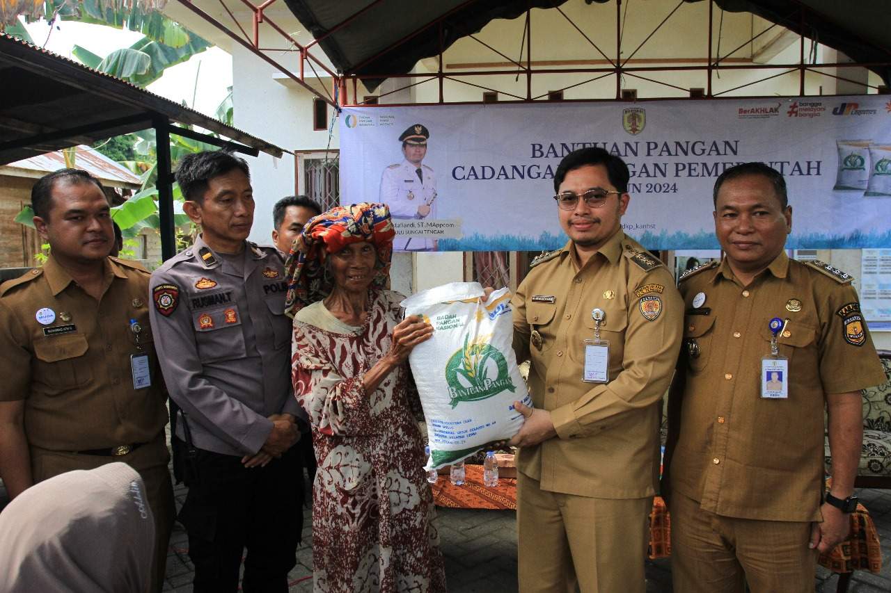 Bupati HST H Aulia Oktafiandi saat menyerahkan secara simbolis bantuan cadangan pangan berupa beras kepada perwakilan KPM. Foto: Humas Bupati HST