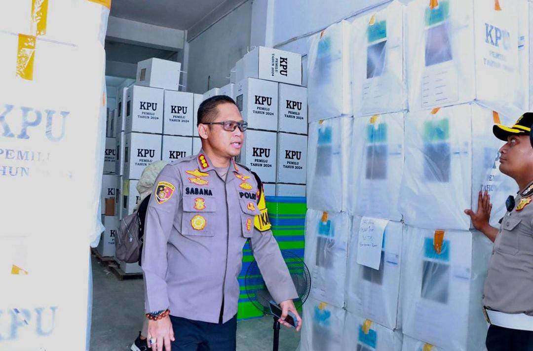 Kapolresta Banjarmasin, Kombes Pol Sabana Atmojo Martosumito, S.I.K., MH saat melakukan pengecekan dan mengontrol gudang logistik KPU, Minggu (11/2/2024). Foto: Humas Polresta Banjarmasin.