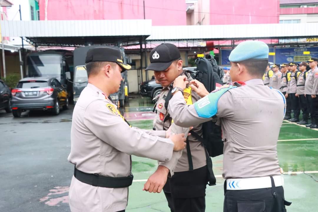 Proses pengecekan kesiapan personil Polresta Banjarmasin guna melaksanakan pengamanan di TPS, Senin (12/2/2024). Foto: Humas Polresta Banjarmasin.