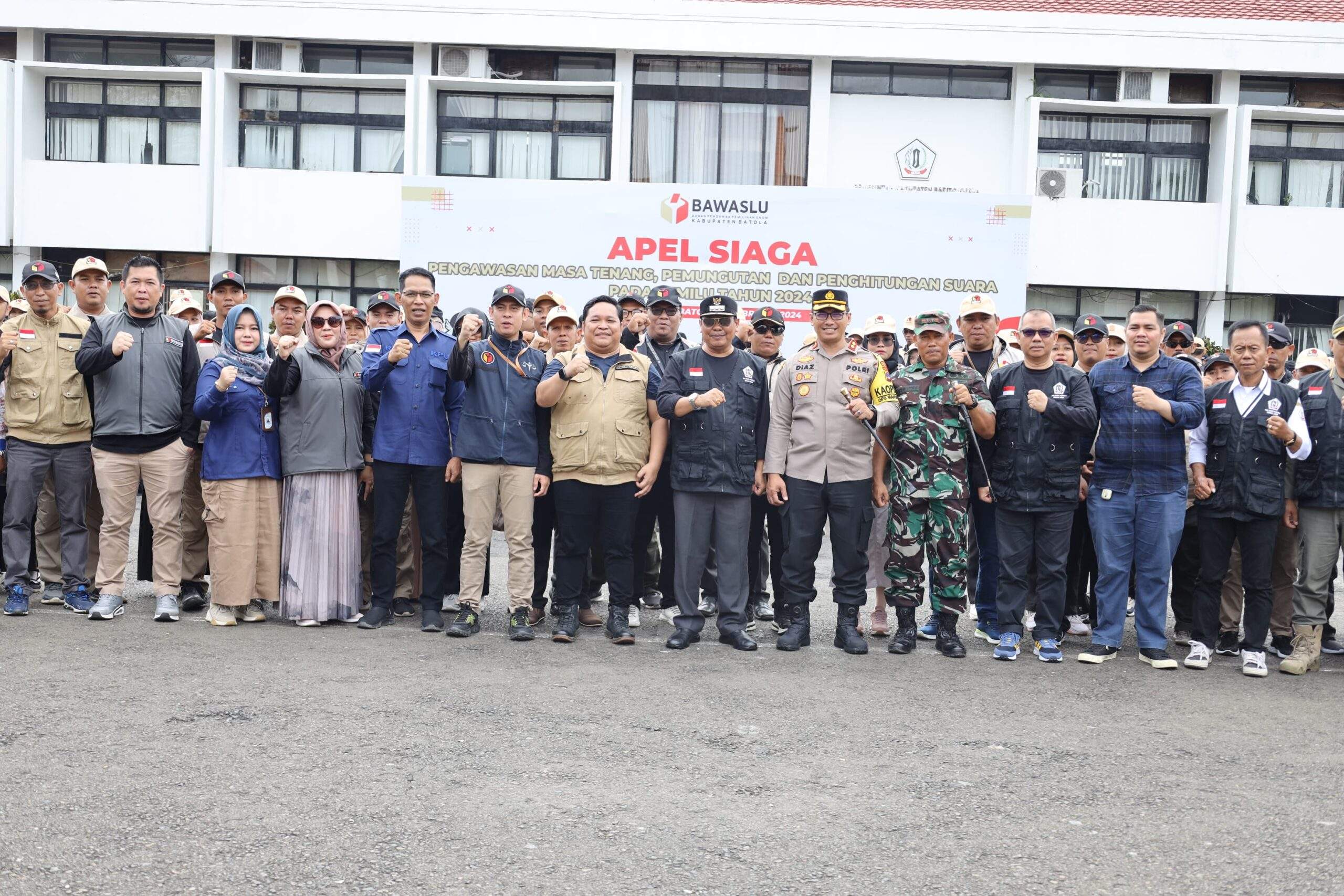 Turut berhadir dalam apel siaga pemilu Pj. Bupati Barito Kuala Mujiyat, S.Sn,. M.Pd, Sekretaris Daerah Ir. Zulkipli Yadi Noor, M.Sc, Anggota Forkopimda, Ketua Bawaslu Provinsi Kalimantan Selatan, Ketua Bawaslu Kabupaten Barito Kuala dan Ketua KPU Barito Kuala.