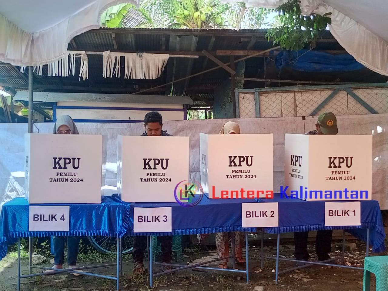 Semangat para warga Jalan Veteran, Gang Muhajirin RT 29, Kelurahan Sungai Bilu, Kecamatan Banjarmasin Timur, dalam menentukan hak pilihnya di TPS 29, Rabu (14/2/2024). Foto: Arsyad/lenterakalimantan.com