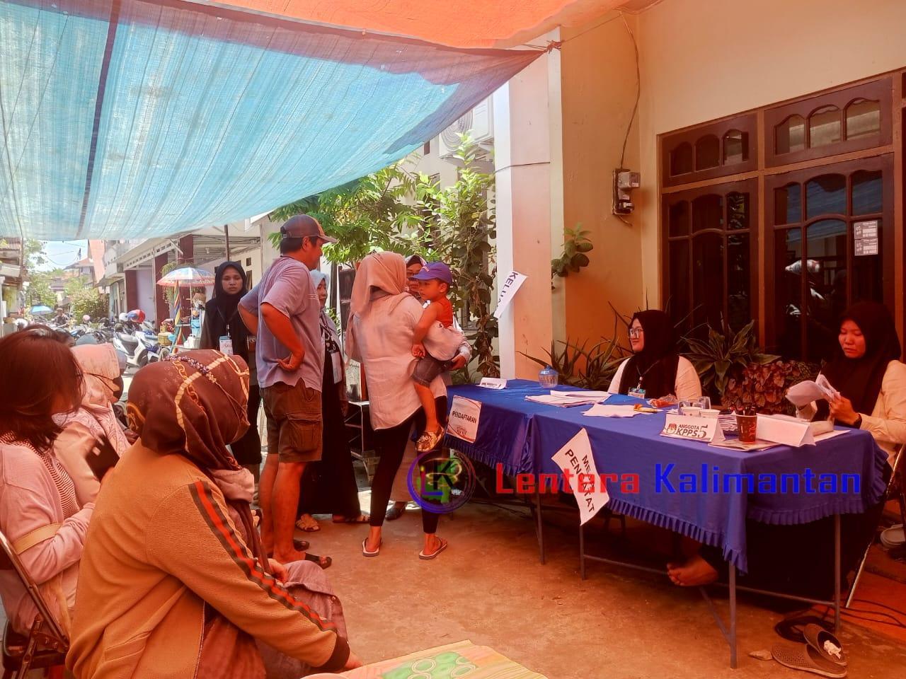 Sempat mengalami kendala teknis, Pemilu 2024 di TPS 29 kembali berjalan aman, damai dan tentram. Foto: Arsyad/lenterakalimantan.com