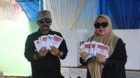 Pj Bupati Syamsir bersama Istri memberikan suaranya di TPS 011 Kelurahan Pelaihari. Foto; Diskominfo/Tala