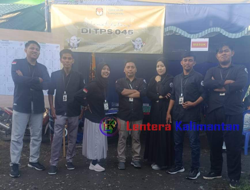 Ketua TPS 45, Abdus Syahid (tengah) saat foto bersama dengan jajarannya, Rabu (14/2/2024)