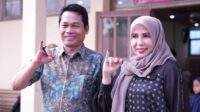 Bupati Balangan, Abdul Hadi bersama istri Sri Huriyati Hadi menggunakan hak pilihnya di TPS 07 Kecamatan Paringin. Foto: Diskominfo Balangan