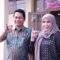 Bupati Balangan, Abdul Hadi bersama istri Sri Huriyati Hadi menggunakan hak pilihnya di TPS 07 Kecamatan Paringin. Foto: Diskominfo Balangan