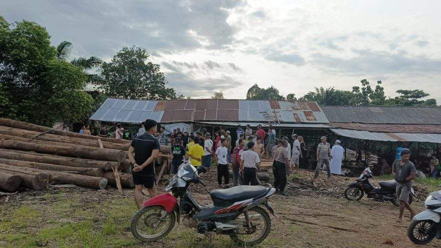 Kerumunan warga saat menonton proses evakuasi jenazah Gufroni seorang petugas kebersihan yang sebelumnya membuat warga sekitar heboh, Sabtu (17/2/2024).