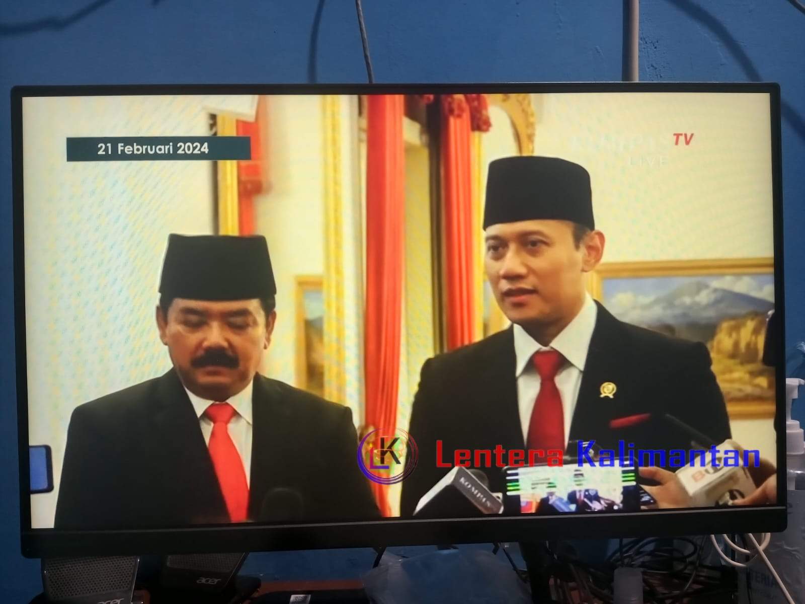 Agus Harimurti Yodhoyono bersama Hadi Tjahjanto yang juga dilantik sebagai Menko Polhukam, Rabu (21/2/2024).