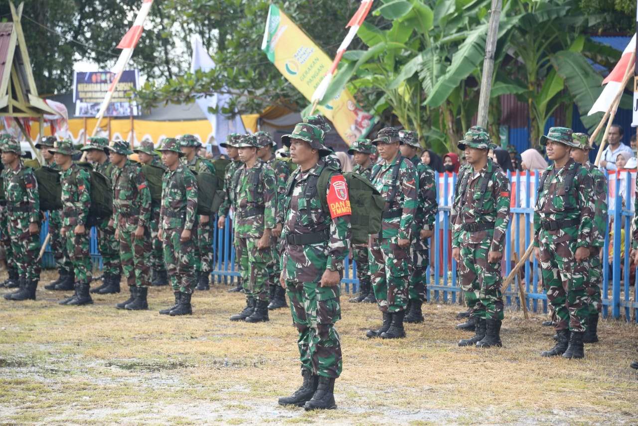 Sekretaris Daerah Ir. H. Zulkipli Yadi Noor, M.Sc membuka secara resmi TMMD ke-199 di Mandastana pada Selasa (20/02/24). Foto: Pemkab Batola