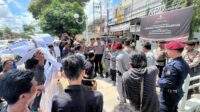 Koalisi Masyarakat Peduli Demokrasi (KMPD) saat melakukan aksi damai di depan kantor KPU Provinsi Kalsel