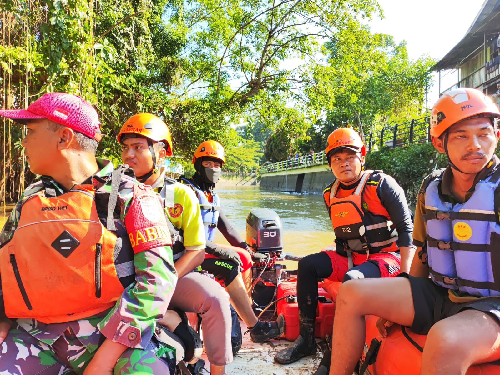 Tim SAR Gabungan saat melakukan tahap penyisiran terkait tenggelamnya seorang anak kecil yang tenggelam di Sungai Barabai, Sabtu (24/2/2024). Foto: Basarnas Banjarmasin.