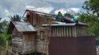 Rumah warga Desa Ayuang HST yang tampak rusak akibat diterjang puting beliung. Foto Warga
