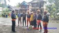 Tim SAR Gabungan dan warga setempat melakukan apel sebelum melakukan pencarian korban tenggelam di sungai Desa Lok Tunggal, Minggu (25/2/2024).