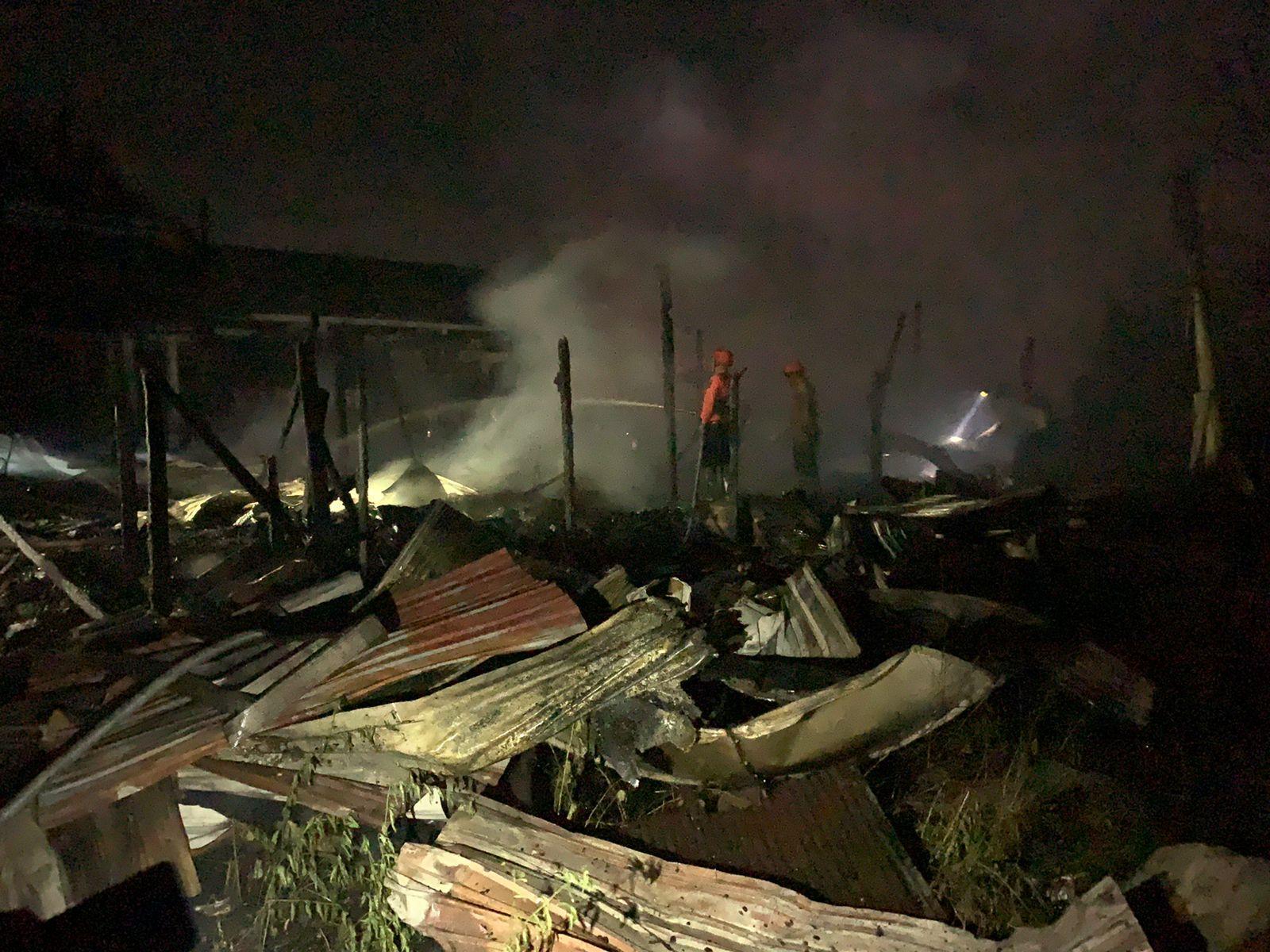 Sebuah bangunan yang luluh lantak akibat peristiwa kebakaran yang melanda kawasan Pasar Minggu Maliku, Senin (26/2/2024). Foto: Humas Satpol PP dan Damkar Kabupaten Pulang Pisau.