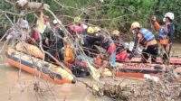Tim SAR Gabungan lakukan evakuasi korban tenggelam di sungai Pengaron yang ditemukan di ujung jembatan. Foto: BPBD Kabupaten Banjar.