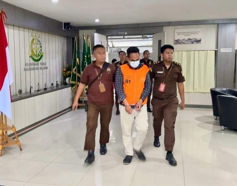 Tersangka HPH menggunakan rumpi orange dikawal pihak Kejati Tinggi