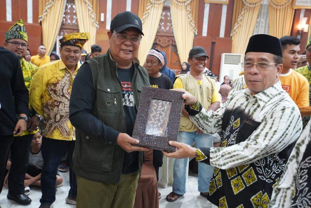 Ketua PW KBB Kalteng, H Khairuddin Halim saat memberikan cendramata kepada Gubernur Kalsel, Sabtu (20/1/2024). Foto: Adpim for LK