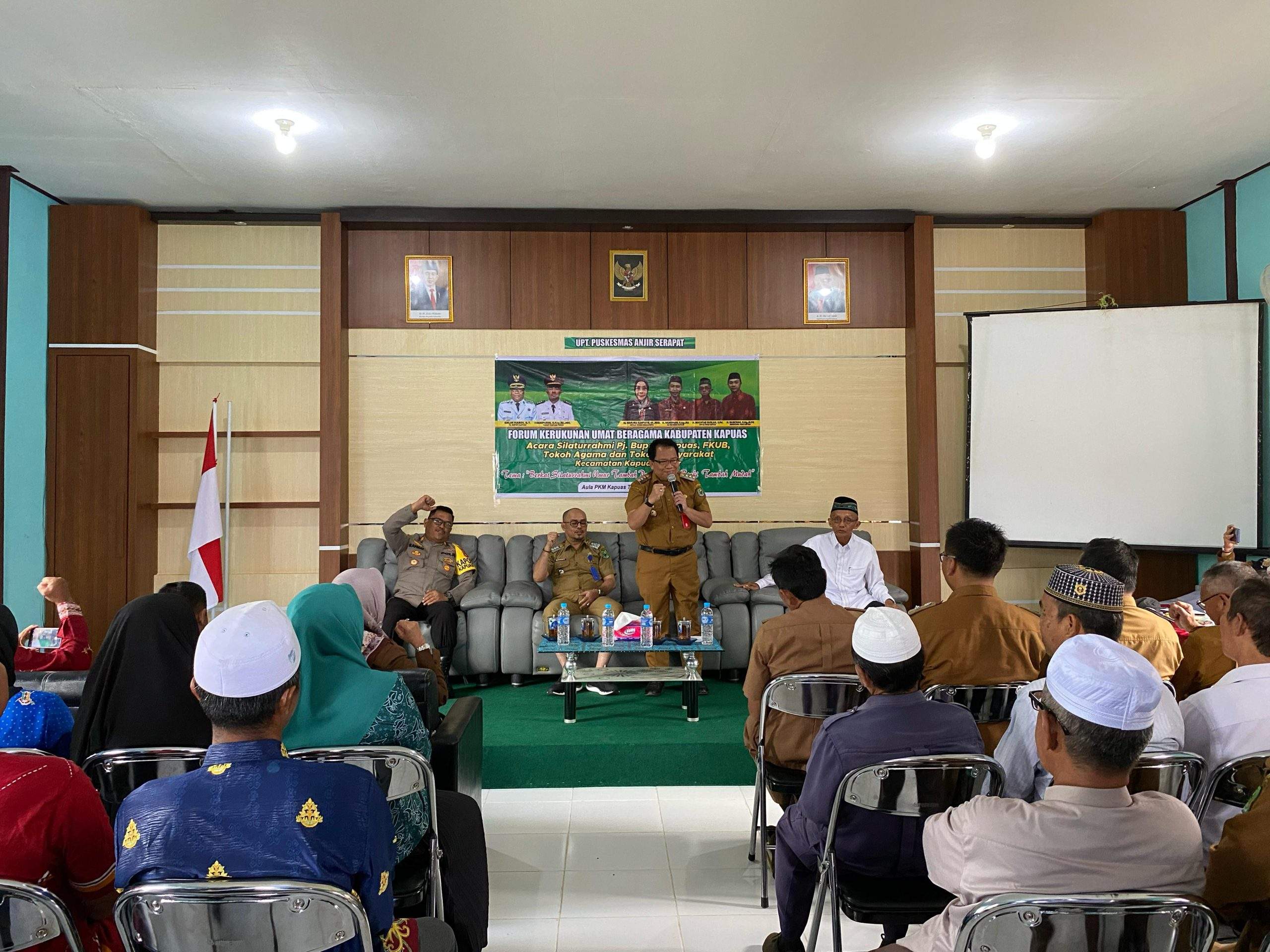 Pj Bupati Kapuas, Erlin Hardi saat menyampaikan sambutan dalam acara silaturrahmi bersama FKUB Kabupaten Kapuas, Tokoh Agama/Masyarakat yang berada di Kecamatan Kapuas Timur, Kabupaten Kapuas, bertempat di Aula UPT Puskesmas Anjir Serapat, Selasa (5/3/2024). Foto: Pemkab Kapuas