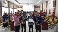 Sekretaris Daerah Kabupaten Kapuas, Septedy saat melakukan foto bersama usai menandatangani Komitmen bersama Satu Data Indonesia (SDI), bertempat di Aula Bappelitbangda Kapuas, Kamis (22/2/2024). Foto: Pemkab Kapuas