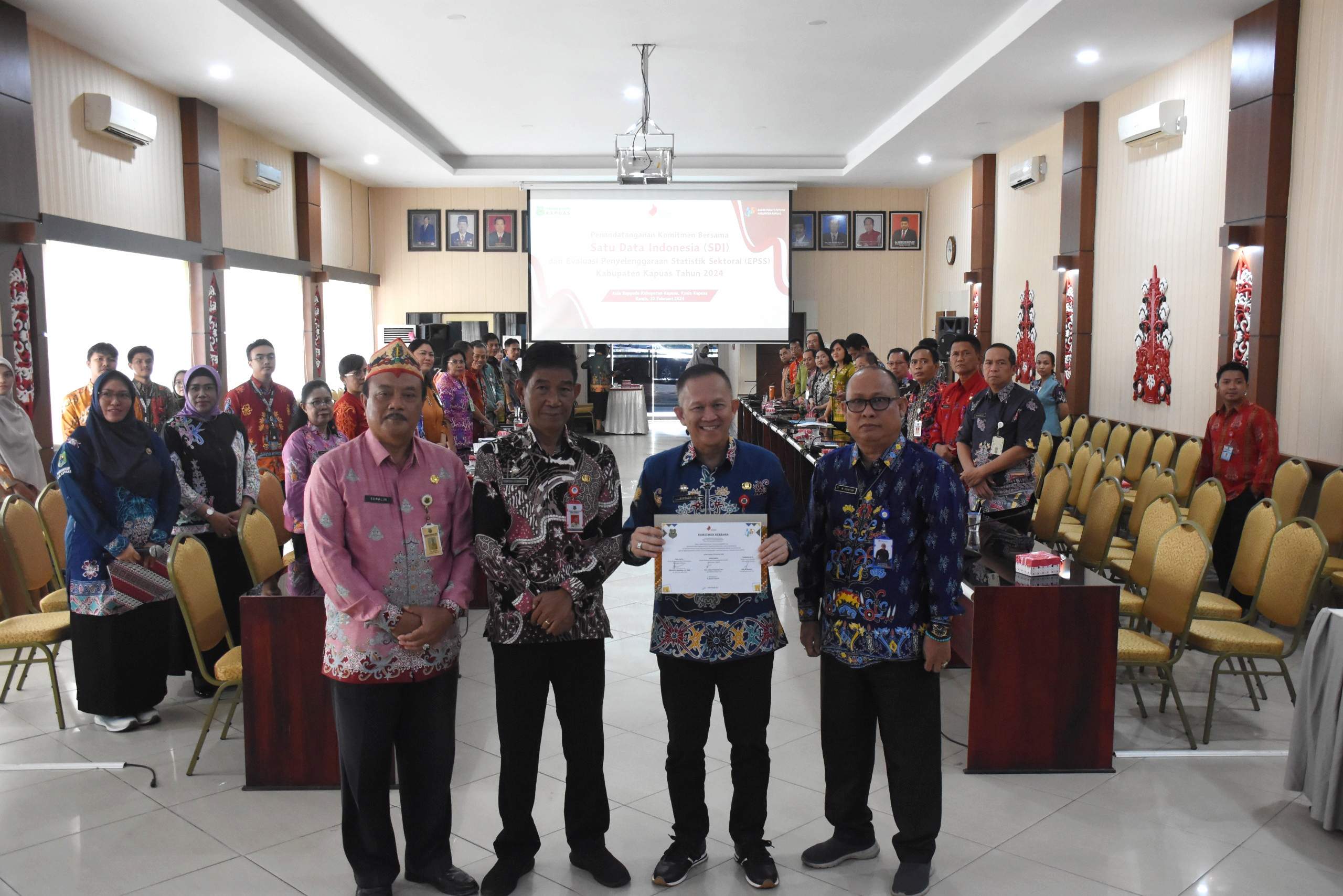 Sekretaris Daerah Kabupaten Kapuas, Septedy saat melakukan foto bersama usai menandatangani Komitmen bersama Satu Data Indonesia (SDI), bertempat di Aula Bappelitbangda Kapuas, Kamis (22/2/2024). Foto: Pemkab Kapuas