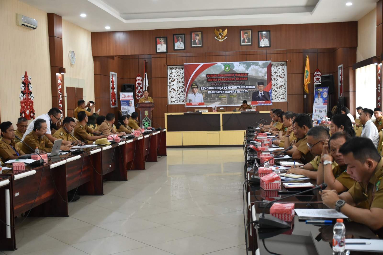 Sekda Kapuas, Septedy saat membuka kegiatan Forum Perangkat Daerah/Lintas Perangkat Daerah dalam rangka penyusunan Rencana Kerja Pemerintah Daerah (RKPD) Kabupaten Kapuas tahun anggaran 2025, Senin (26/2/2024) di Aula Bappelitbangda Kapuas. Foto: Pemkab Kapuas